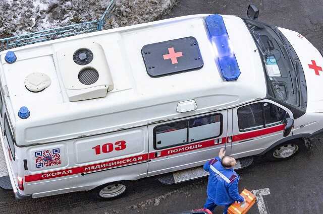 Парень выпавшей из окна девятого этажа голой москвички пытался спасти её, но остался в квартире лишь с её штанами в руках