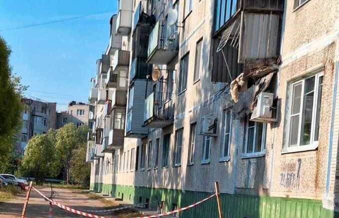 В Ленинградской области балкон пятиэтажки обрушился вместе с хозяйкой квартиры